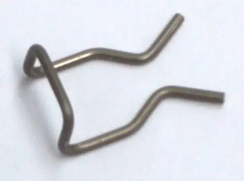 Klammer aus Metall, geformt in einer Zickzack-Form, möglicherweise für einen Drucksensor in Daikin-Geräten.